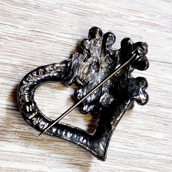 Elegant Heart-Shaped Red Crystal Brooch - Picture 3 of 3